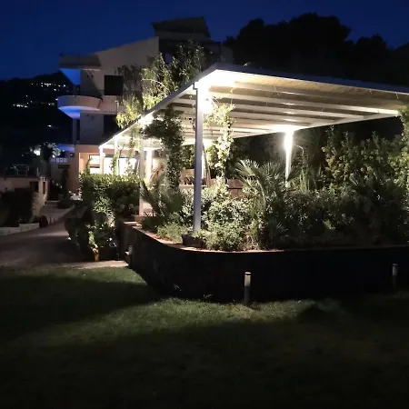 圣巴巴拉公寓 公寓 *